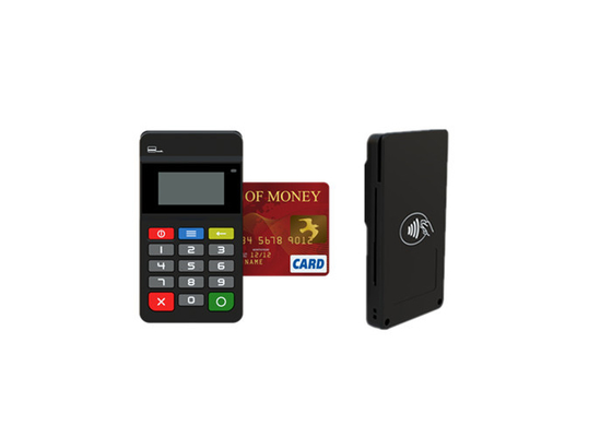 Terminal móvil de la posición con el lector de tarjetas de NFC comunicado con el diente azul Mpos